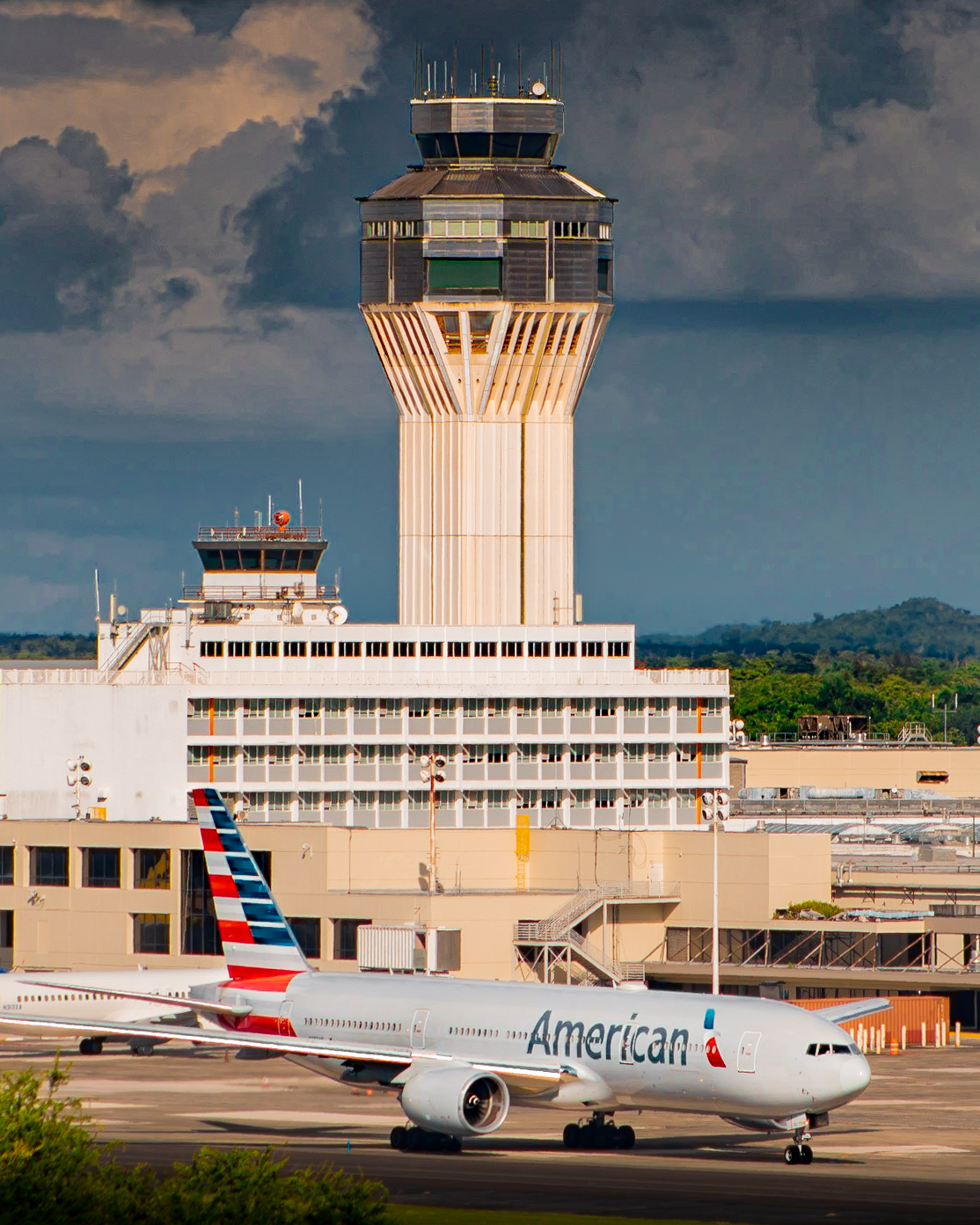 Planespotting at MCO airport — ramp and taxiway action